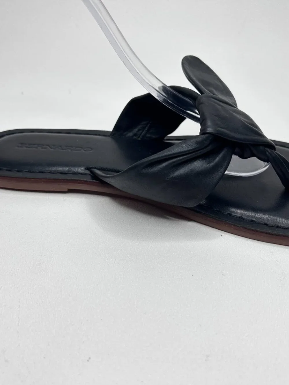 Womens BERNARDO Lillian Black Leather Bow Thong Flip Flops Sandals Size 8.5 M - Picture 6 of 9